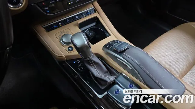 Lexus ES 2018 — фото 12