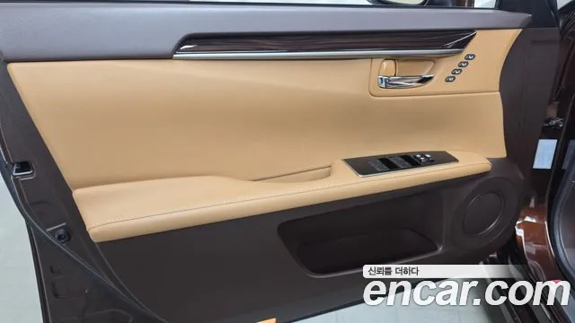 Lexus ES 2018 — фото 14