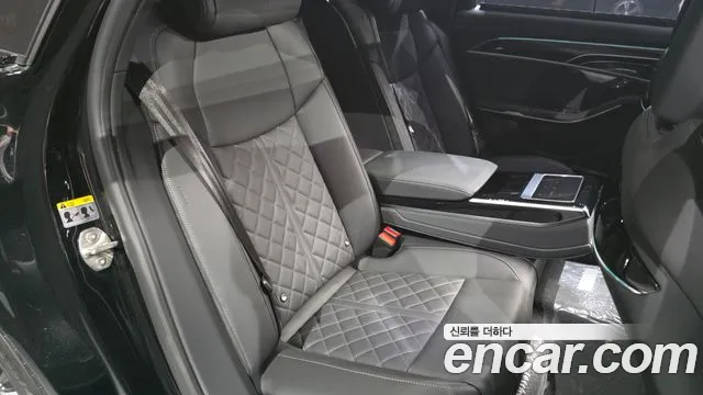 Audi A8 2023 — фото 17