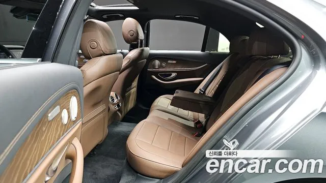 Mercedes-Benz E-Class 2021 — фото 17