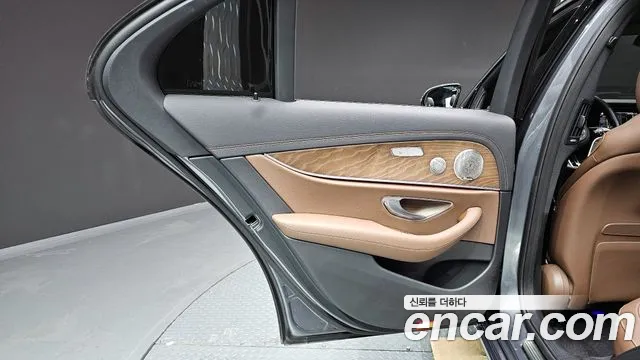Mercedes-Benz E-Class 2021 — фото 15