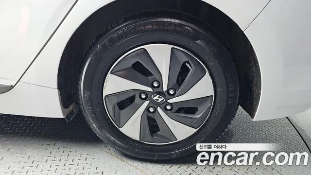 Hyundai Ioniq 2017 — фото 7