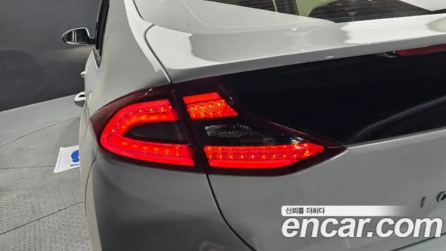 Hyundai Ioniq 2017 — фото 9
