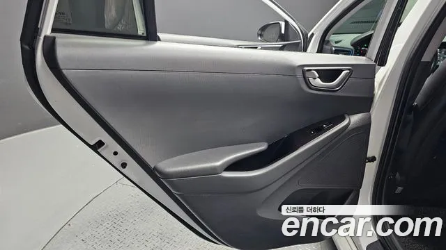 Hyundai Ioniq 2017 — фото 15