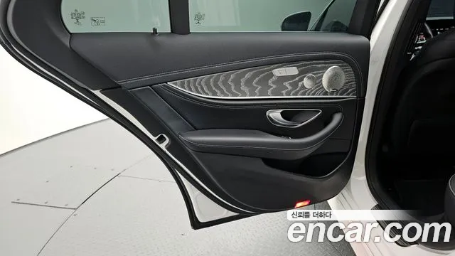 Mercedes-Benz E-Class 2021 — фото 15