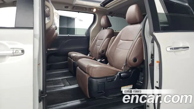 Toyota Sienna 2017 — фото 11