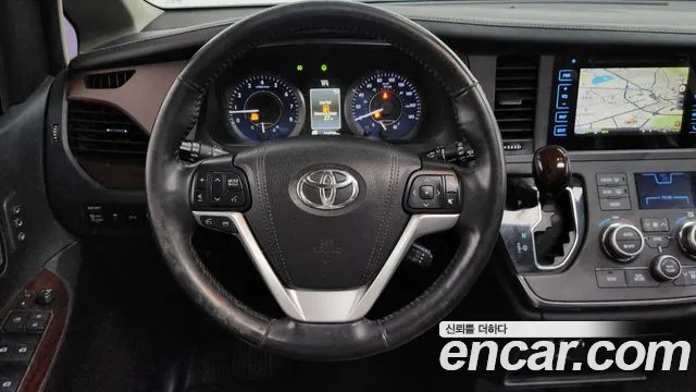 Toyota Sienna 2017 — фото 15