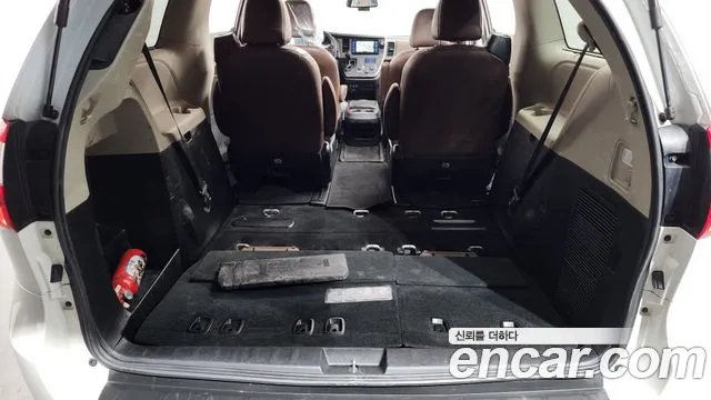 Toyota Sienna 2017 — фото 19