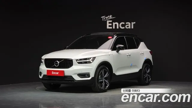 Volvo XC40 2022 — фото 1