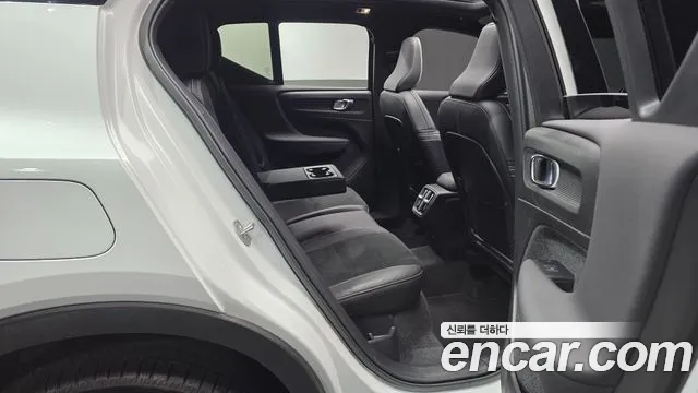 Volvo XC40 2022 — фото 17