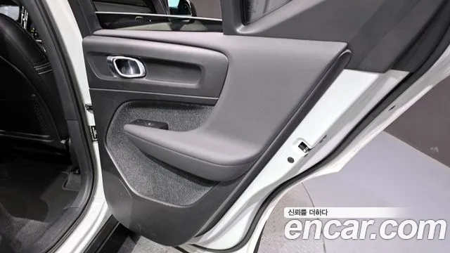 Volvo XC40 2022 — фото 15