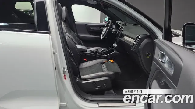 Volvo XC40 2022 — фото 16