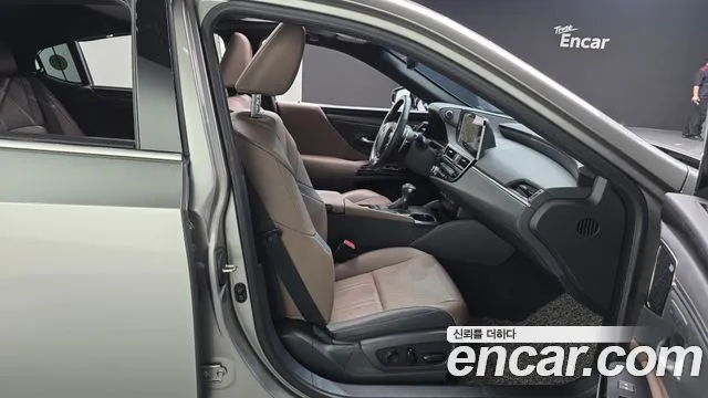 Lexus ES 2023 — фото 16