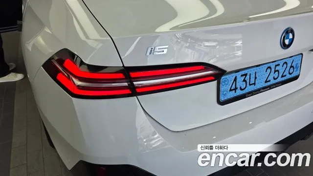 BMW i5 2025 — фото 9