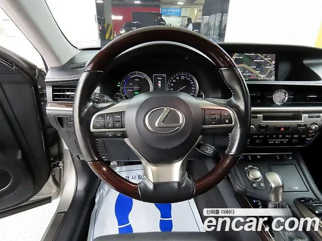 Lexus ES 2017 — фото 10