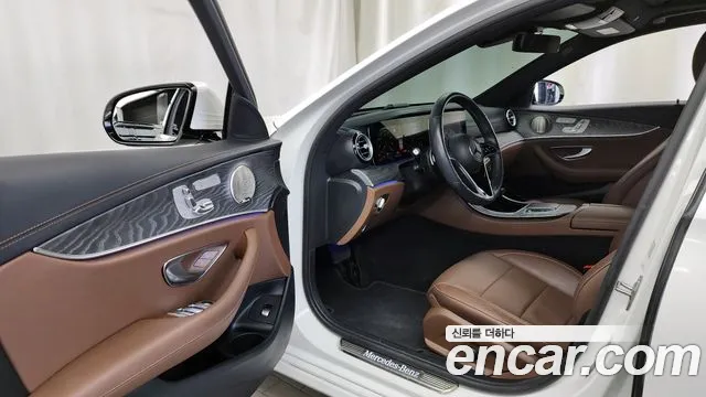 Mercedes-Benz E-Class 2022 — фото 13
