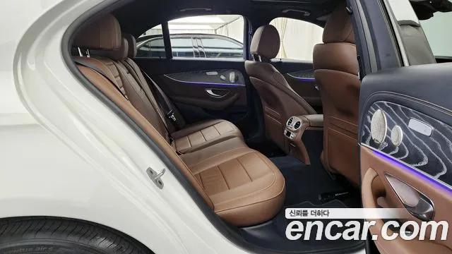Mercedes-Benz E-Class 2022 — фото 18