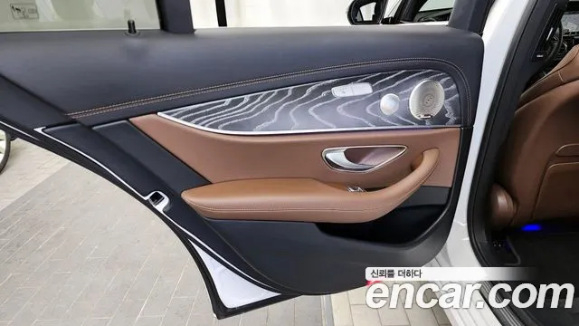 Mercedes-Benz E-Class 2022 — фото 15
