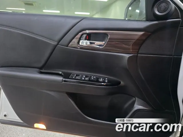 Honda Accord 2017 — фото 10