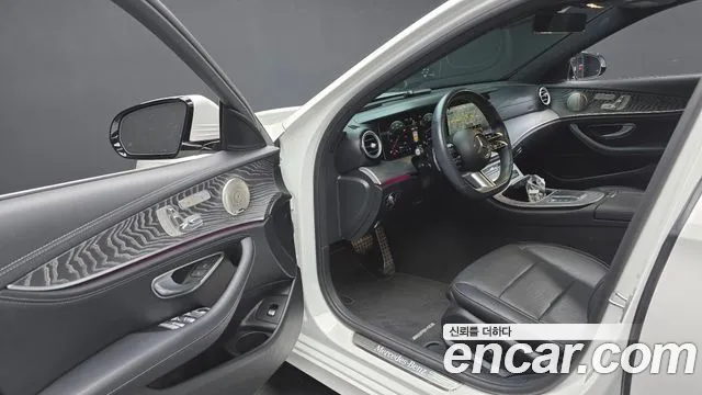 Mercedes-Benz E-Class 2022 — фото 13
