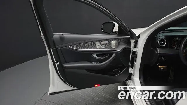 Mercedes-Benz E-Class 2022 — фото 14