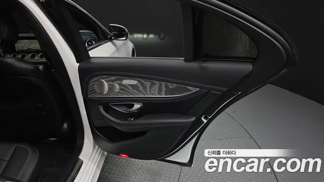 Mercedes-Benz E-Class 2022 — фото 15