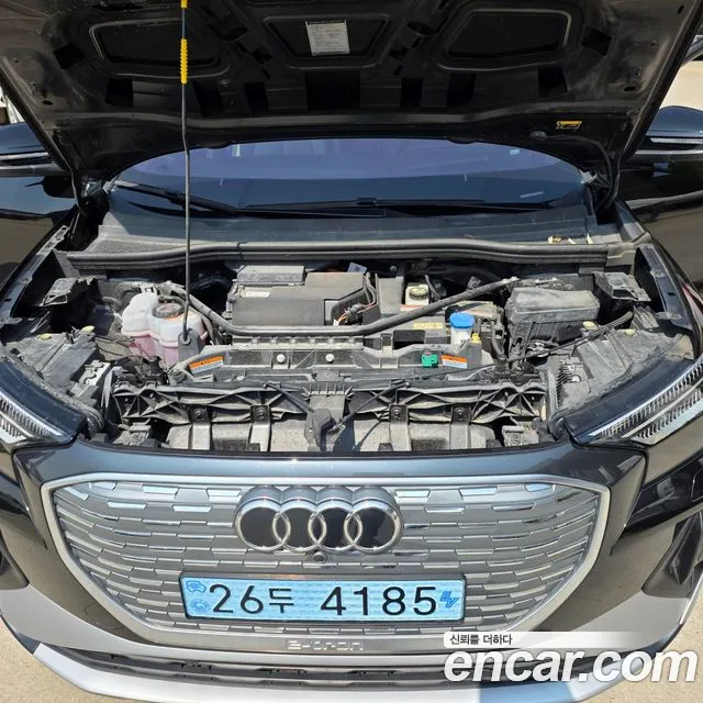 Audi Q4 e-tron 2022 — фото 20