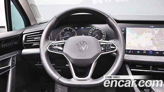 Volkswagen Touareg 2023 — фото 11