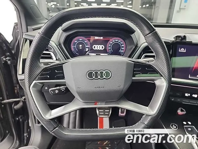 Audi Q4 e-tron 2023 — фото 9