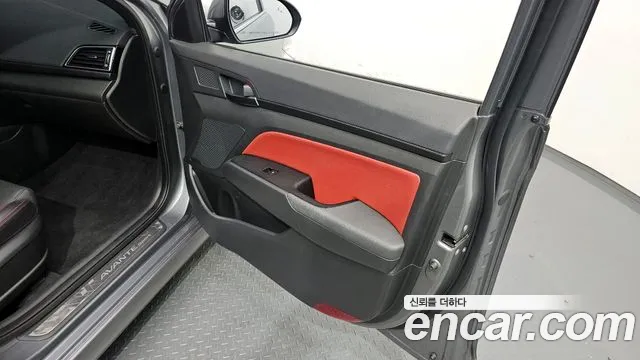 Hyundai AVANTE 2018 — фото 14
