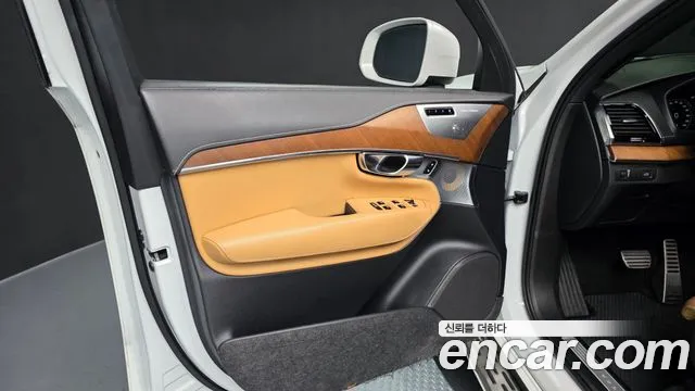 Volvo XC90 2018 — фото 14