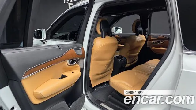 Volvo XC90 2018 — фото 16