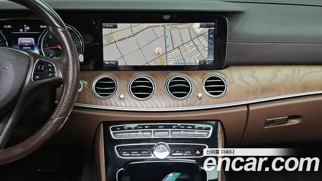 Mercedes-Benz E-Class 2017 — фото 13