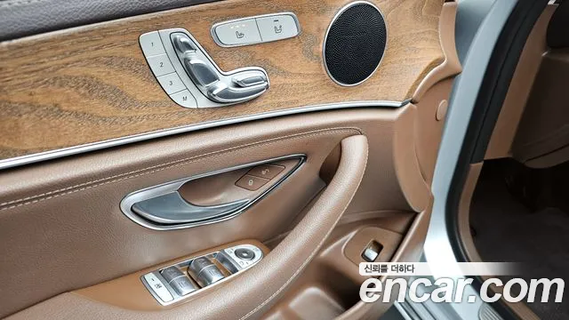 Mercedes-Benz E-Class 2017 — фото 20