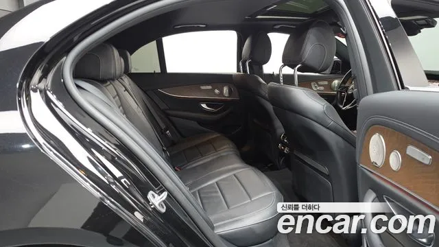 Mercedes-Benz E-Class 2021 — фото 17