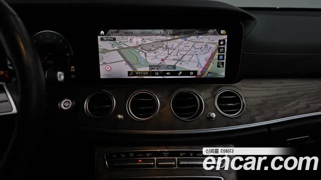 Mercedes-Benz E-Class 2021 — фото 18