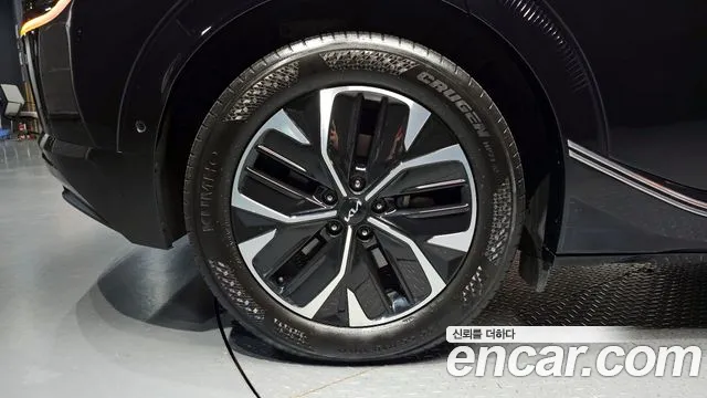 Kia EV6 2023 — фото 6