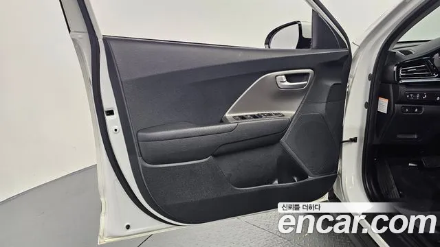 Kia Niro 2023 — фото 14