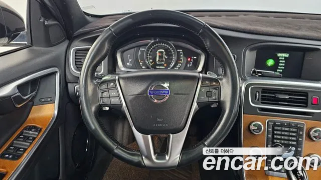 Volvo V60 2018 — фото 13