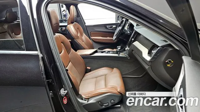 Volvo XC60 2020 — фото 10