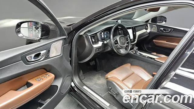 Volvo XC60 2020 — фото 11