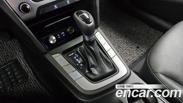Hyundai AVANTE 2018 — фото 12