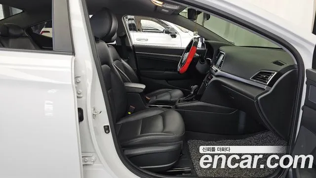Hyundai AVANTE 2018 — фото 17