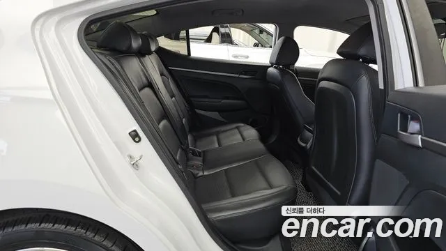 Hyundai AVANTE 2018 — фото 18