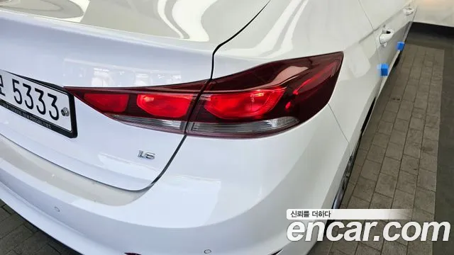 Hyundai AVANTE 2018 — фото 9