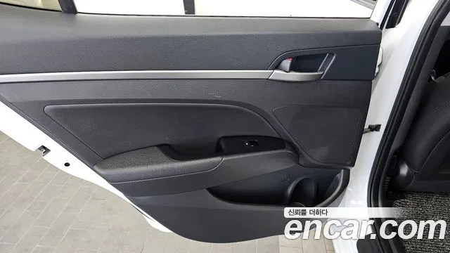 Hyundai AVANTE 2018 — фото 15