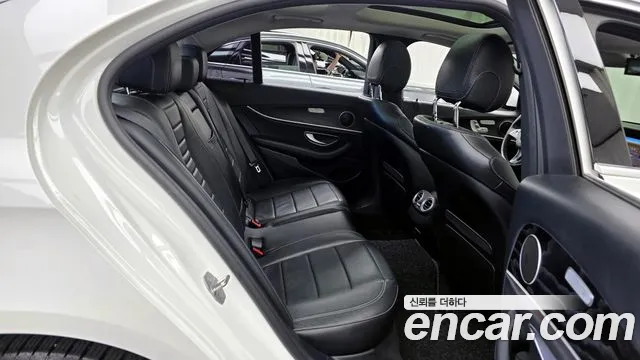 Mercedes-Benz E-Class 2017 — фото 12