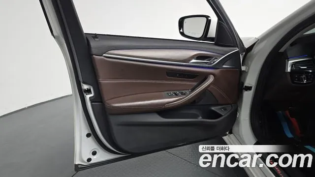 BMW 5-Series 2018 — фото 13