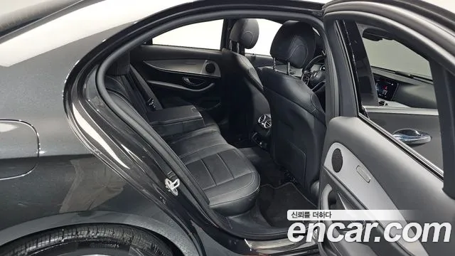 Mercedes-Benz E-Class 2021 — фото 17