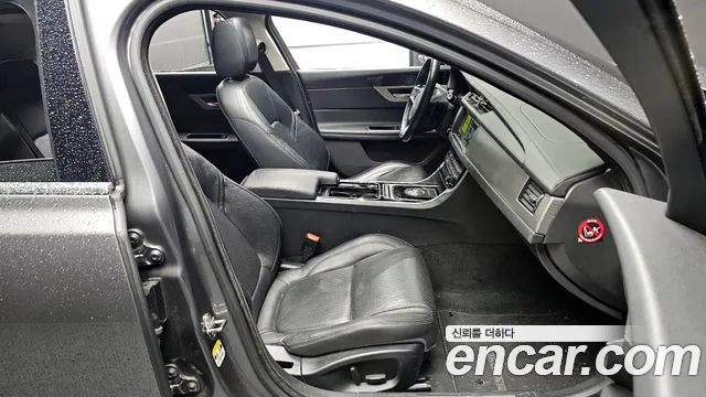 Jaguar XF 2018 — фото 10